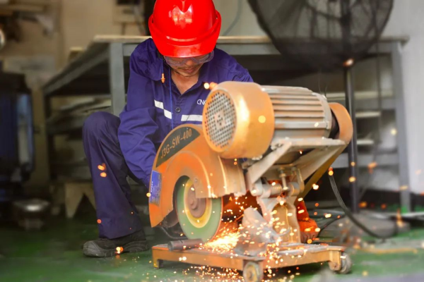 奮戰(zhàn)驕陽下致敬中偉人|寧鄉(xiāng)產(chǎn)業(yè)基地員工戰(zhàn)高溫亮口號(hào)